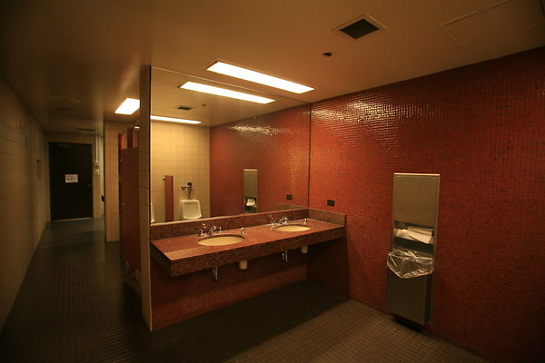 Suite 800 Mens Room 0503 1