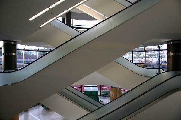 Green Escalator Rotunda 0655 1