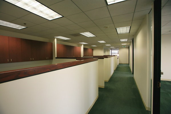 Suite 900 Hallway &amp; high Cubicles 0085 1