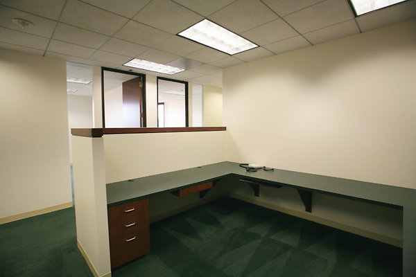 Suite 900 Hallway Cubicles 0086 1