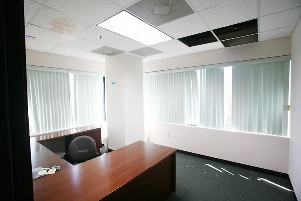 Suite 400 Corner Office 0453 1