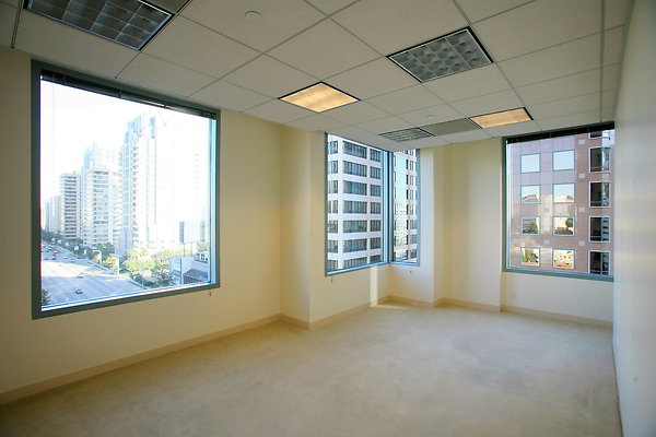 Suite 800 Corner Office 0110