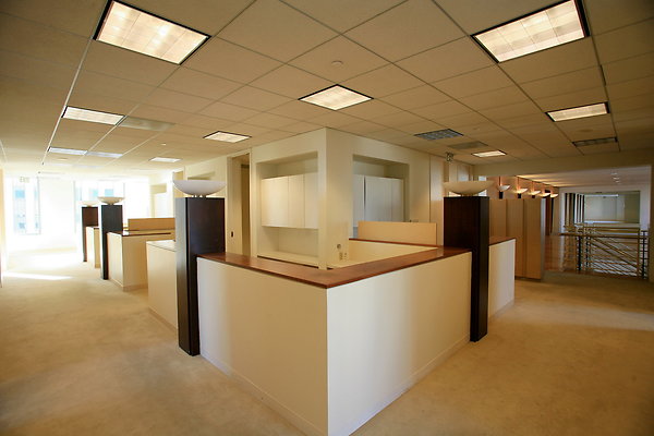 Suite 900 Cubicles &amp; Hallway 0075