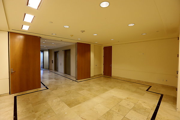 719 -12th Floor West Lobby 0408