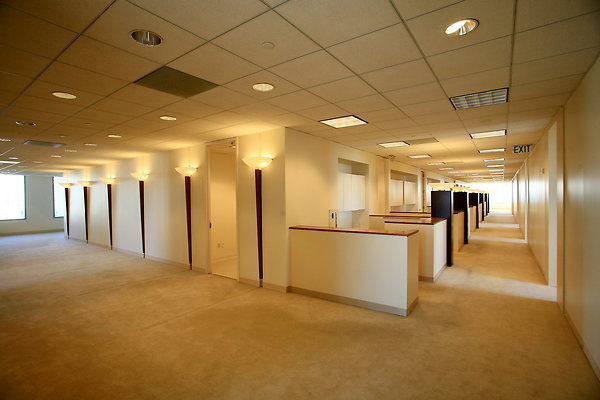 Suite 900 Cubicles &amp; Hallway 0087