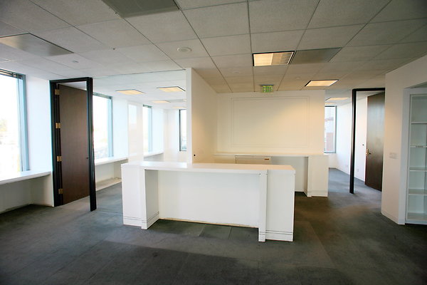 Suite 500 Reception Desk2 0164