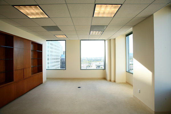 Suite 900 Corner Office 0090