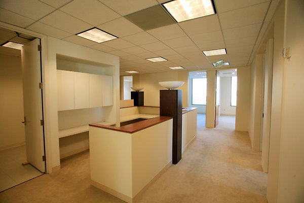 Suite 900 Cubicles &amp; Hallway 0076