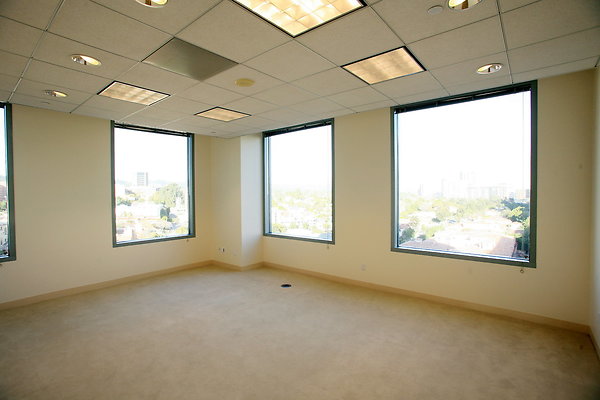 Suite 900 Corner Office 0100