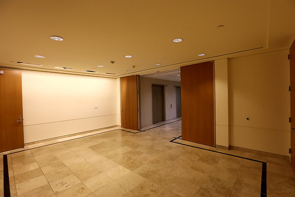 719 -12th Floor West Lobby 0406