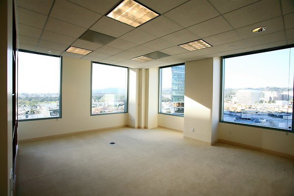 Suite 900 Corner Office 0091