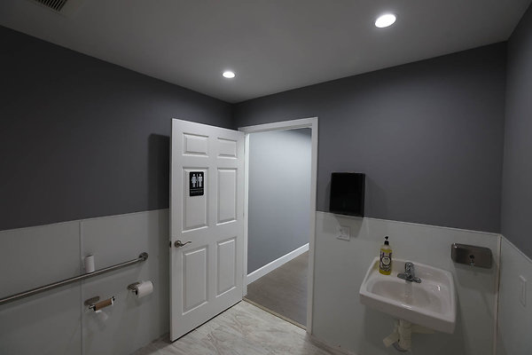 850A Rear Bathroom 0222