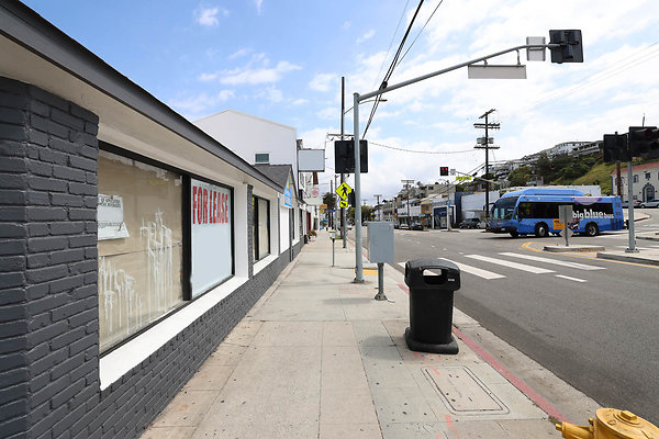850A Front Sidewalk 0177