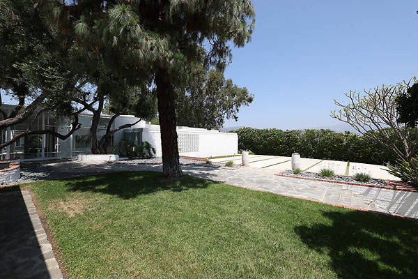 092A Front Lawn 0036