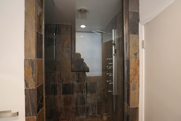 092A Master Bedroom Closet Bathroom 0187