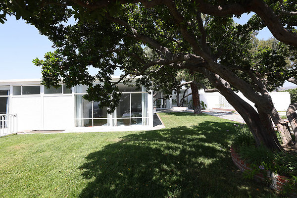 092A Front Lawn 0029