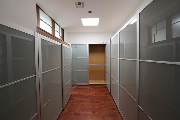 092A Master Bedroom Closet 0185