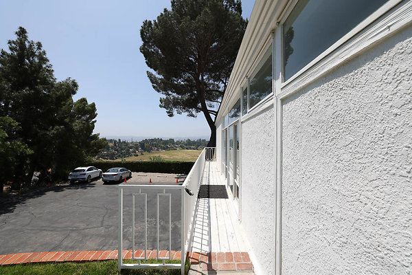 092A Front Balcony 0033