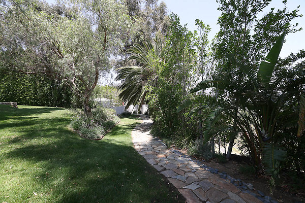 092A Path from Guest House to Mid Yard 0140