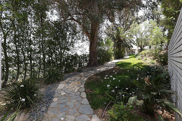 092A Path from Guest House to Mid Yard 0139