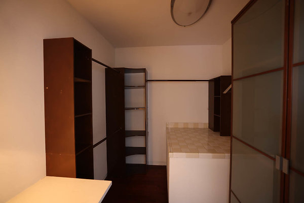 092A Bedroom1 Closet 0261