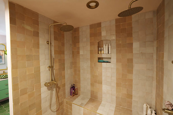 010B Master Bathroom 0061