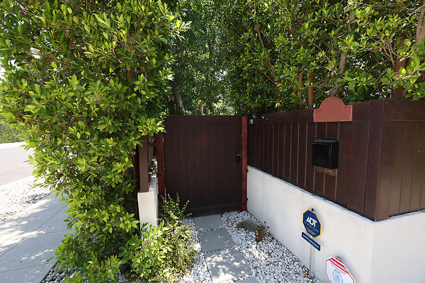 010B Front Gate 0129