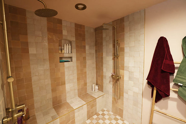 010B Master Bathroom 0060