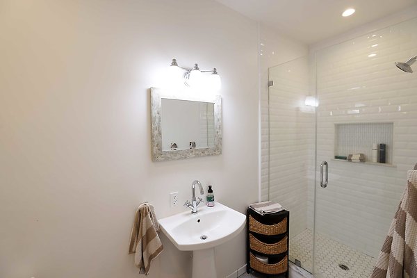 166B Front Entry Bathroom 0013