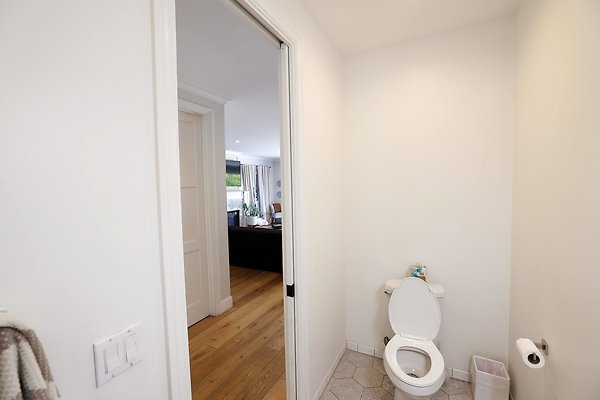 166B Front Entry Bathroom 0015