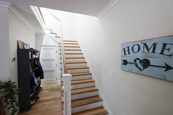 166B Staircase 0084