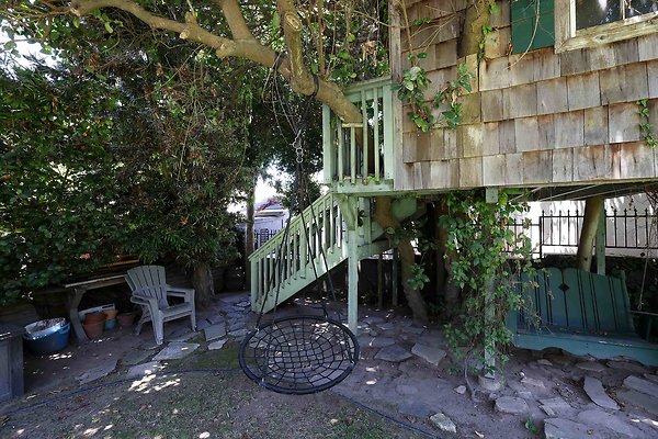 166B Backyard Tree House 0064
