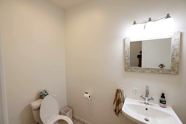 166B Front Entry Bathroom 0014