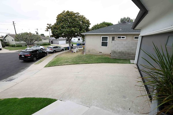 335A Driveway from Front Door 0118