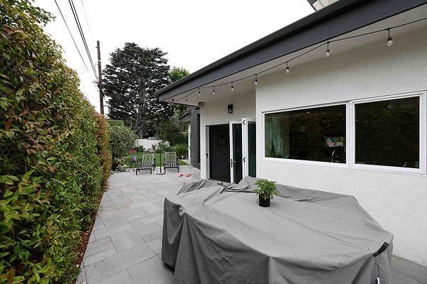 335A Backyard Patio 0076
