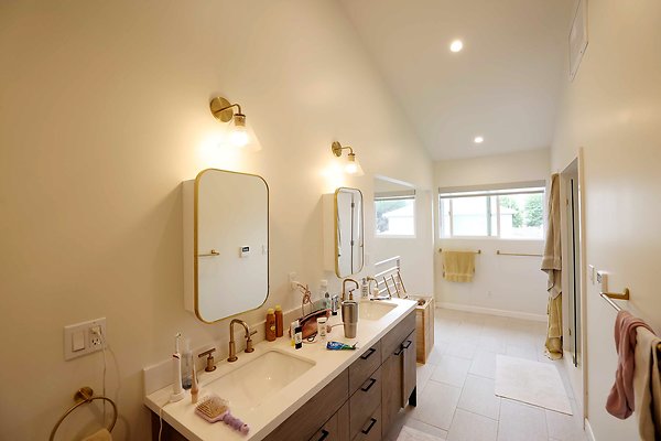 335A Master Bathroom 0100