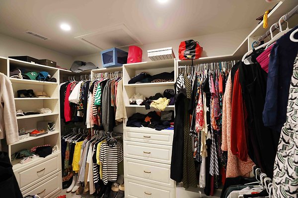 335A Master Bathroom Closet Hers 0101