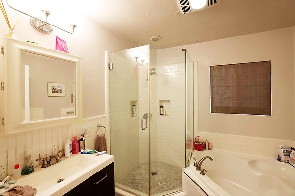 335A Bedroom Hallway Bathroom 0015