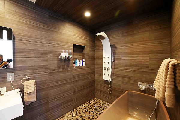 475C 2nd Floor Master Bedroom Bathroom 0138
