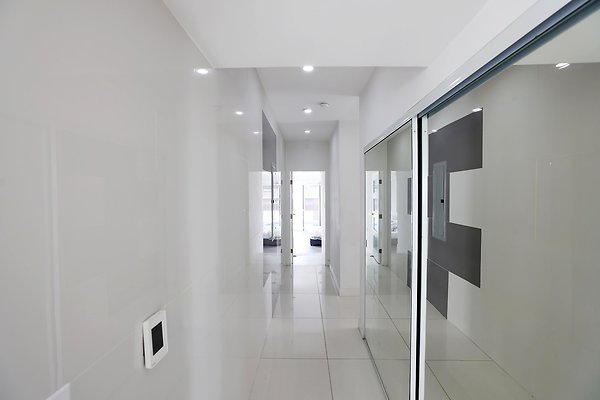 475C Master Bedroom Hallway 0076