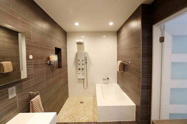 475C 2nd Floor Bathroom 0129