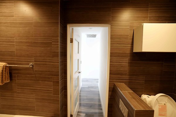 475C 2nd Floor Bathroom 0131
