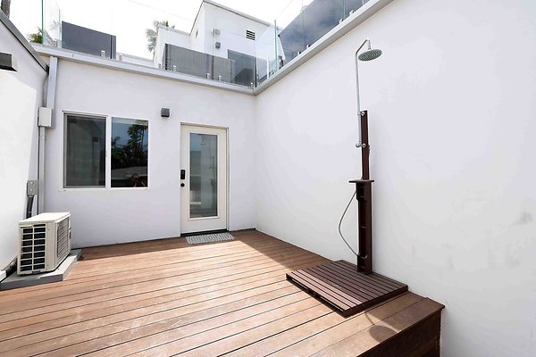 475C Pool Shower 0186