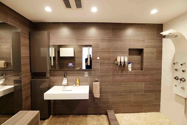 475C 2nd Floor Bathroom 0128