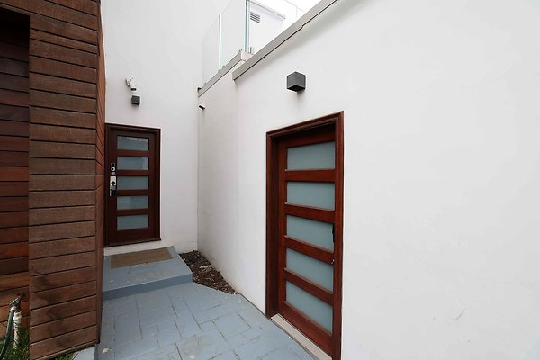 475C Kitchen &amp; Garage Doors 0016