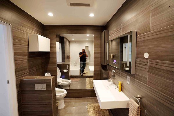 475C 2nd Floor Bathroom 0130