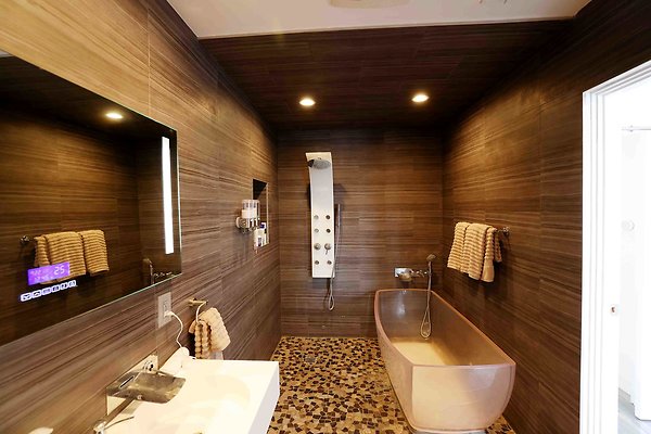 475C 2nd Floor Master Bedroom Bathroom 0137