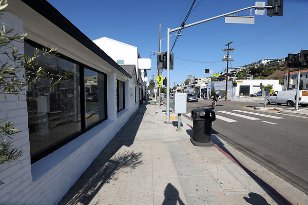 850B Front Sidewalk 0110