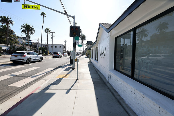 850B Front Sidewalk 0111