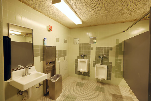 817 C1 Mens Locker Room 0016